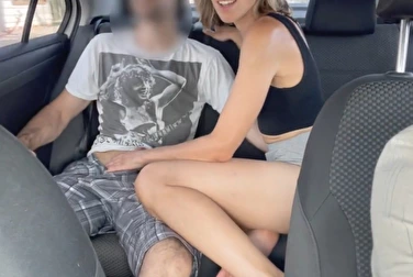 Таксист не смотрит назад, так что можно потрахаться за его спиной